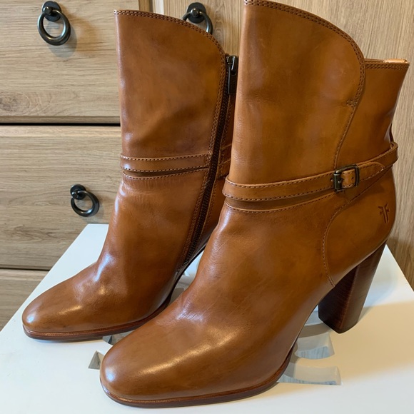 Frye Shoes - Frye Laurie Zip Short Boot